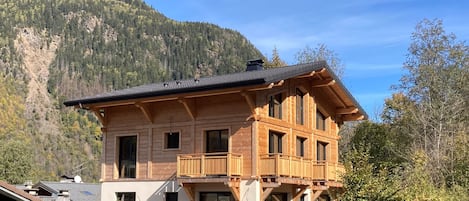 Le chalet dispose de grandes fenêtres, dégagées sur la montagne. 