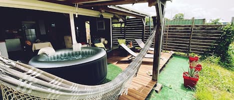 terrasse avec jacuzzi et bain de soleil