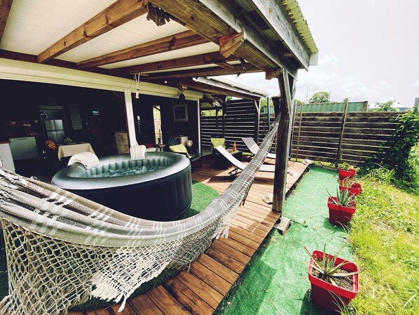 Outdoor spa tub