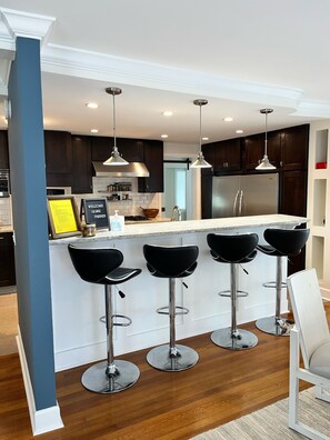 Breakfast bar with 4 barstools  