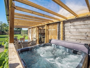 Hot tub | Willington Lodge, Horsemans Green