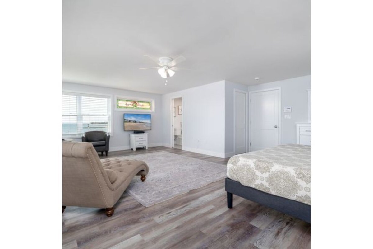 ELEGANT NEW 4 BEDROOM WATERFRONT HOUSE- SUMMER DREAM