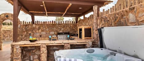 Outdoor Kitchen & Hot Tub