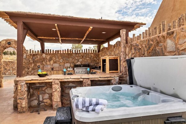 Outdoor Kitchen & Hot Tub