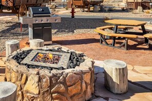 Fire pit, BBQ, Picnic Table