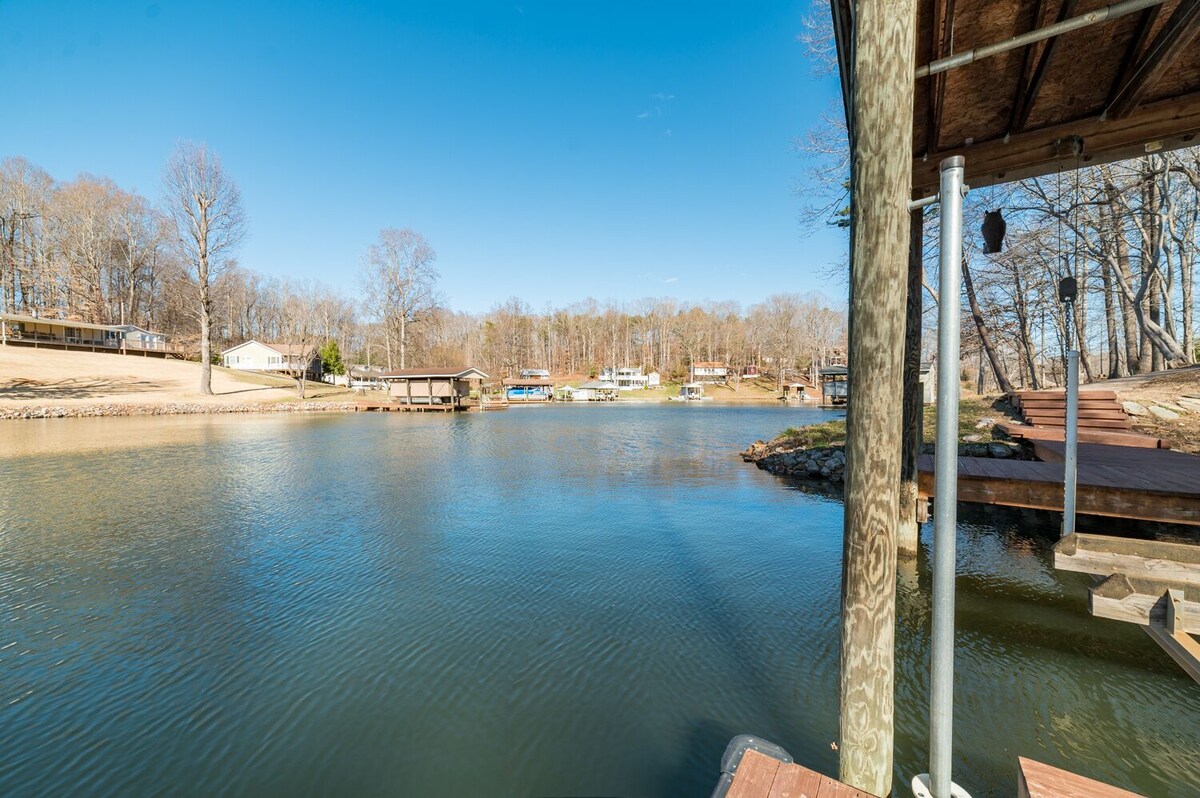LOCATION! Restaurants, Shops! Waterfront Quiet, Golf Community Game Room Bunks