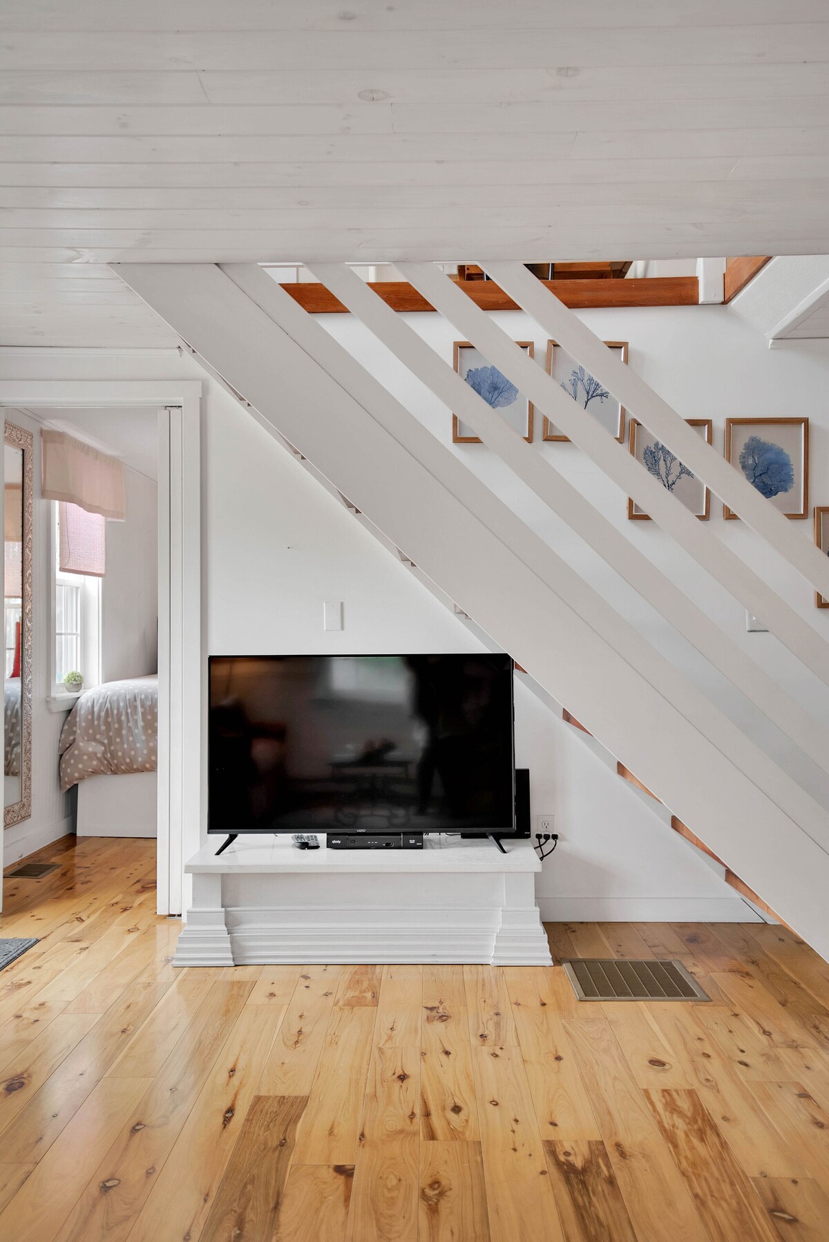 Luxury Cottage walking distance to  Saybrook Point Marina