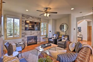 Living Room | Gas Fireplace | Smart TV | Free WiFi | Central A/C