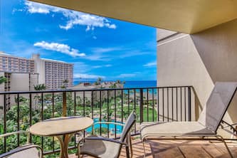 Ocean-view studio with AC, lanai, access to pools, hot tub & beach