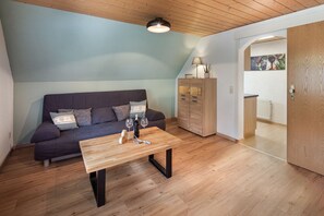 Ferienwohnung Kleine Auszeit, 55qm, 2 Schlafzimmer, max. 4 Personen-Wohnzimmer
