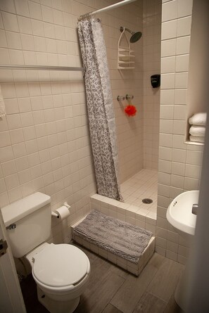It has 2 bathrooms full equipped with towels, shampoo and body soap.
