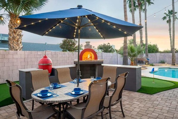 Private backyard with pool, putting green, corn hole, pizza oven, gas grill, outdoor dining, a hammock and more!