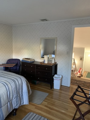 Queen bedded room w/pvt bathroom 