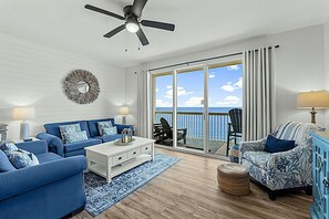 Living Room w/ Pull Out Sofa