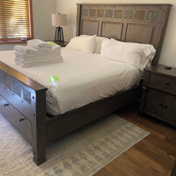 Bedroom 1 - King bed