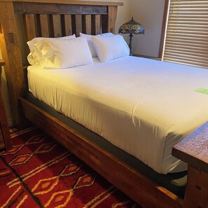 Bedroom 2 - Queen bed