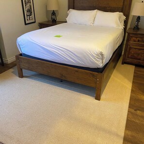 Bedroom 3- Queen bed