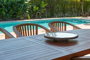 Outdoor dining area of 8
