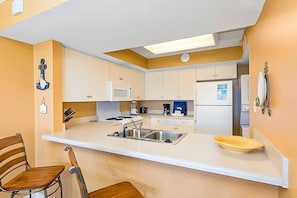 Kitchen with snack bar