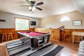Whether it’s a friendly game of pool or just relaxing with the family, this cabin game room has everything you need for a fun and memorable stay.