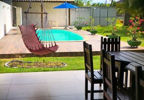 O terraço coberto é perfeito para descansar depois de um dia de lazer na piscina