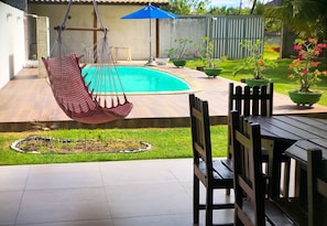 O terraço coberto é perfeito para descansar depois de um dia de lazer na piscina