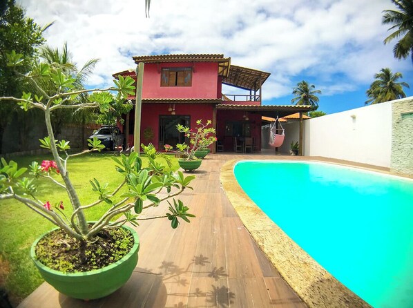 Dê um mergulho na piscina da casa a qualquer momento do dia 