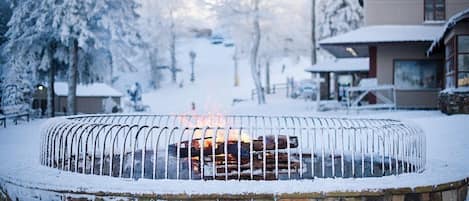 Fire Pits, Fresh air and Fresh Powder! 3 minutes drive to Beech Mountain Ski Resort