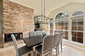 There's plenty of dining space for everyone!