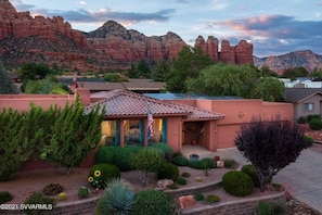 Convenient location close to many hiking trails and amazing views
