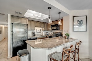 KITCHEN WITH FULL APPLIANCES