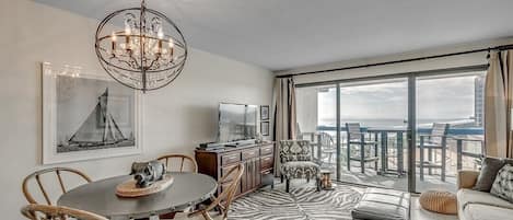 LIVING ROOM OVERLOOKING BEACH