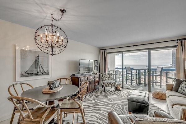 LIVING ROOM OVERLOOKING BEACH