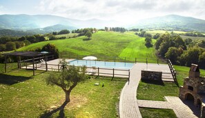 Wolke, Pflanze, Himmel, Eigentum, Berg, Natürliche Landschaft, Baum, Gras, Grundstueck, Biome