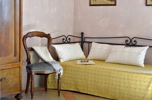 Möbel, Komfort, Gebäude, Holz, Textil, Interior Design, Kissen, Rechteck, Wohnzimmer, Bettrahmen