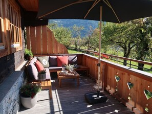 Pflanze, Gebäude, Blumentopf, Schatten, Holz, Zimmerpflanze, Interior Design, Baum, Gartenmöbel, Stuhl