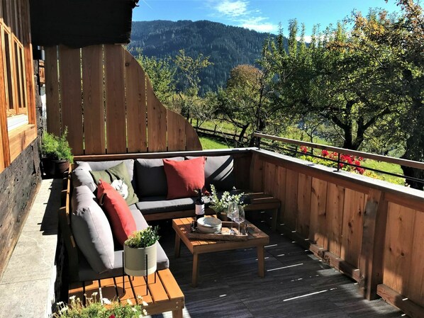 Plante, Propriété, Ciel, Bâtiment, Bois, Nuage, Arbre, Ombre, Fleur, Mobilier De Jardin