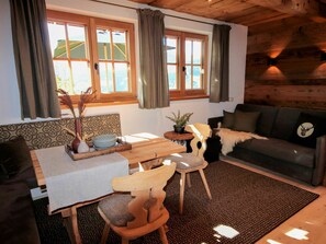Meubles, Table, Plante, Fenêtre, Canapé, Bâtiment, Bois, Salon, Plante D'Appartement, Design Intérieur