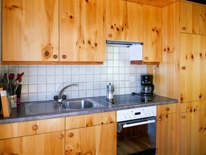 Marron, Comptoir, Cabinetry, Evier, Robinet, Bâtiment, Propriété, Évier, Cuisine, Bois