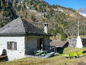 Montagne, Bâtiment, Ciel, Fenêtre, Plante, Vert, Montagnes, Arbre, Maison, Paysage Naturel