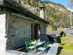 Bâtiment, Table, Propriété, Meubles, Plante, Fenêtre, Vert, Ciel, Maison, Chaise
