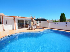 L'Eau, Ciel, Propriété, Plante, Piscine, Bâtiment, Bleu Azur, Chaise, Ombre, Mobilier De Jardin