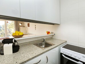 Comptoir, Cabinetry, Propriété, Évier, Evier, Fenêtre, Cuisinière, Cuisine, Appareil De Cuisine, Bâtiment
