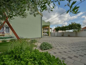 Pflanze, Wolke, Daytime, Eigentum, Himmel, Gebäude, Strassenbelag, Grundstueck, Die Architektur, Urban Design