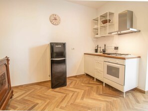 Braun, Cabinetry, Eigentum, Countertop, Holz, Interior Design, Küche, Schublade, Flooring, Herd