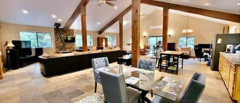 1700 sq ft Luxury Mountain Loft, peaceful and close to both downtown GV & NC