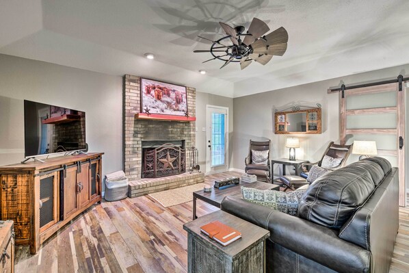 Granbury Vacation Rental | 3BR | 2BA | 1,998 Sq Ft | 3 Steps to Access