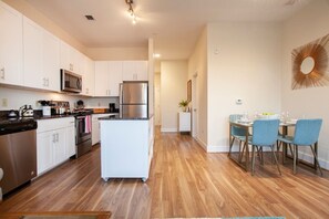 A view of the kitchen and dining area, where you can enjoy a quiet dinner.