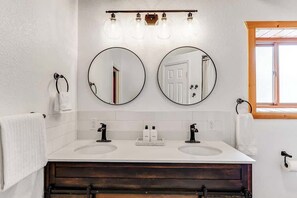 Primary bathroom containing luxury amenities and soft linens. 
| Blue River Hideaway by Boutiq Luxury Vacation Rentals | Breckenridge, Colorado