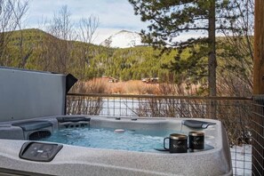 The outdoor hottub is the perfect place to unwind after a long day of being on the mountain.
| Blue River Hideaway by Boutiq Luxury Vacation Rentals | Breckenridge, Colorado